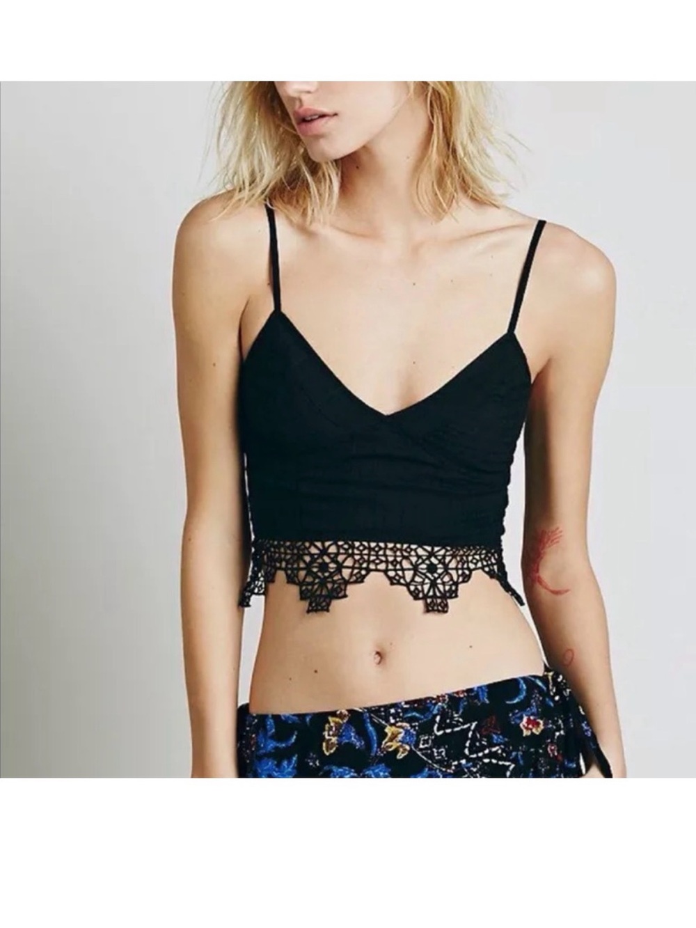 Free People Boho womens Black Crochet Trim Lace-Hem Spaghetti Strap Crop Top M
